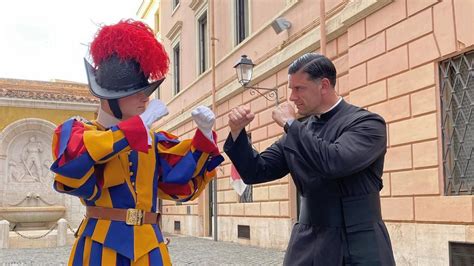 Rafael Capó: un sacerdote culturista con la fuerza de。